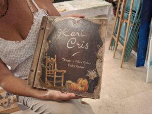 Libro artístico de Karina Cappato con diseño rústico y decoraciones