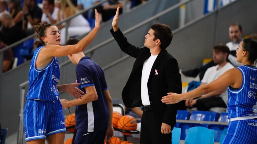 Entrenador Alberto Antuña celebrando con jugadoras de Azulmarino
