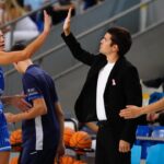 Entrenador Alberto Antuña celebrando con jugadoras de Azulmarino