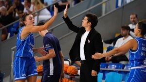 Entrenador Alberto Antuña celebrando con jugadoras de Azulmarino
