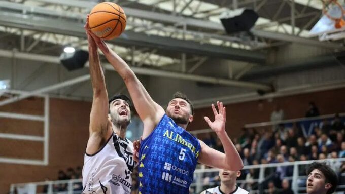 Löic Menuge en acción durante un partido de baloncesto