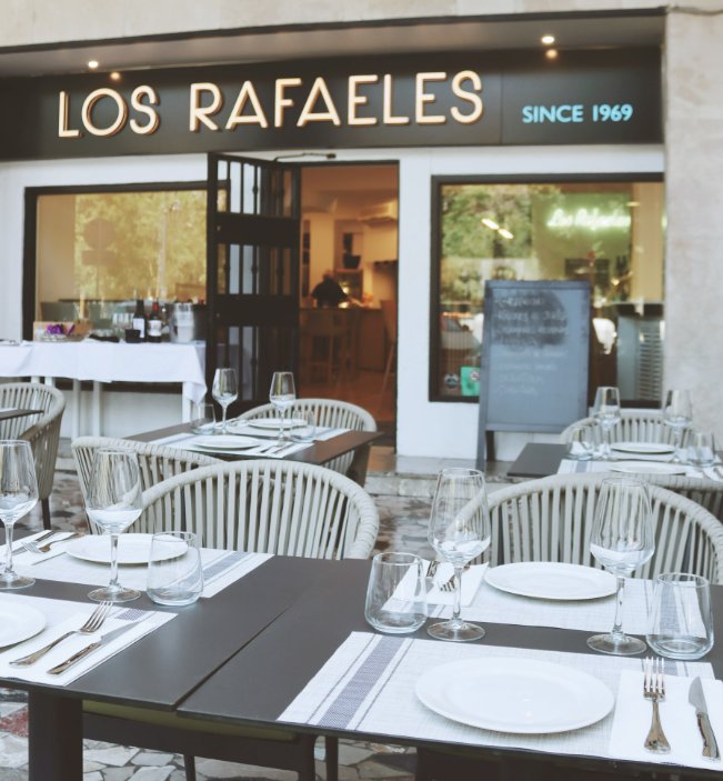Terraza del restaurante Los Rafaeles en Palma con mesas y sillas