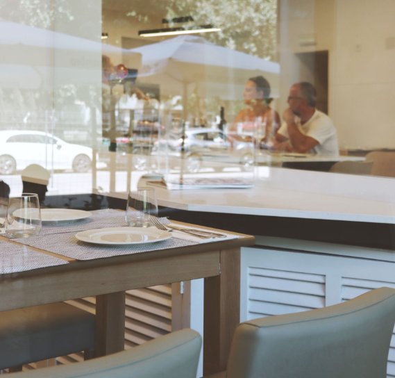 Mesa preparada en el restaurante Los Rafaeles con ambiente acogedor
