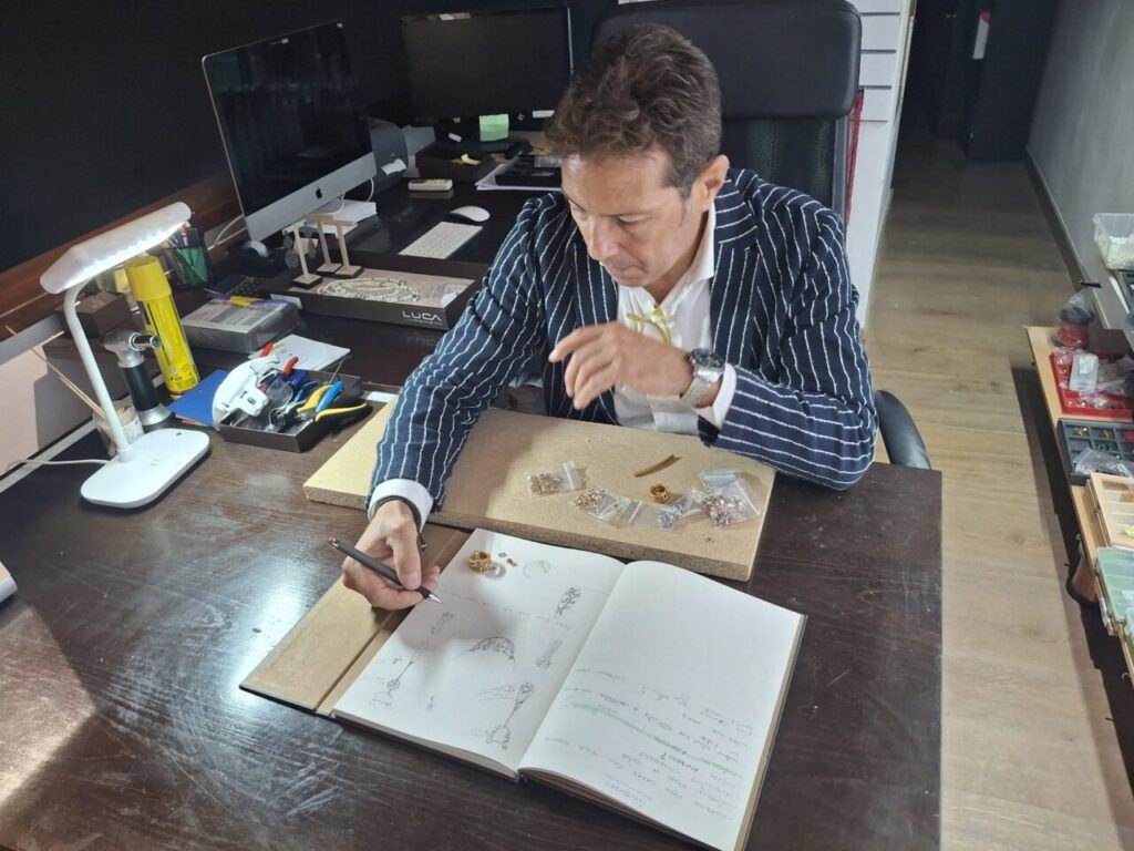 Luca Lorenzini trabajando en su taller de joyería