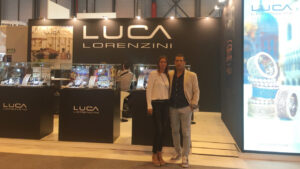 Luca Lorenzini y su compañera en un stand de joyería