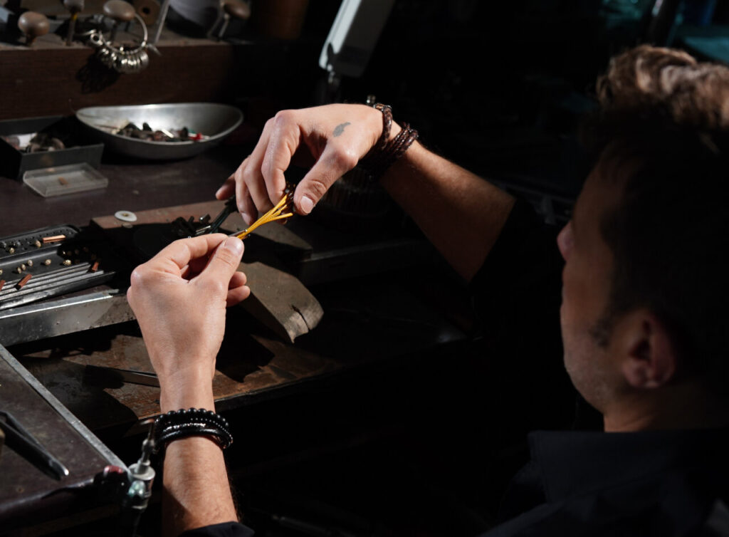 Luca Lorenzini trabajando en su taller de joyería