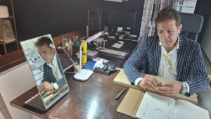 Luca Lorenzini trabajando en su taller de joyería con herramientas y bocetos.