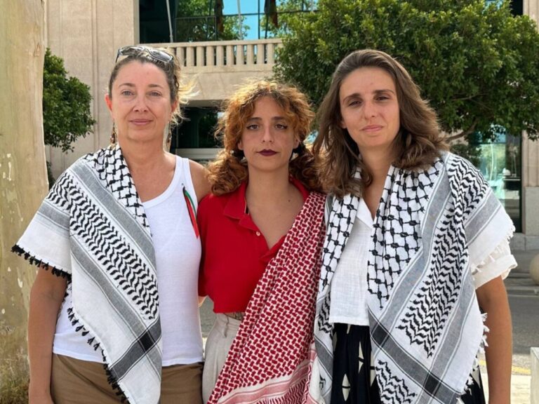 Lucía Muñoz y Alejandra Martínez en una protesta en Israel
