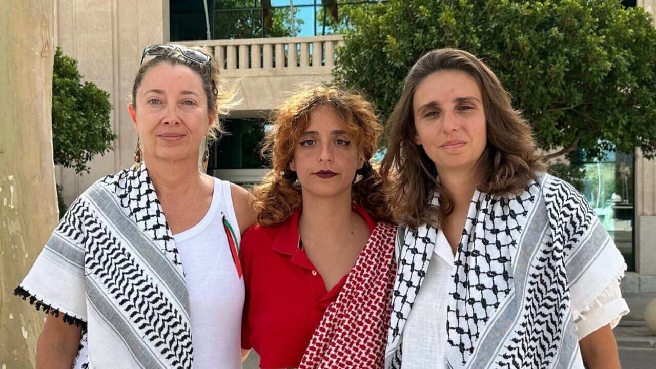 Luc&iacute;a Mu&ntilde;oz y Alejandra Mart&iacute;nez en protesta por su detenci&oacute;n en Israel