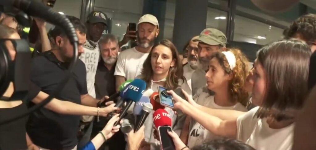 Lucía Muñoz y Alejandra Martínez hablando a los medios tras llegar a España