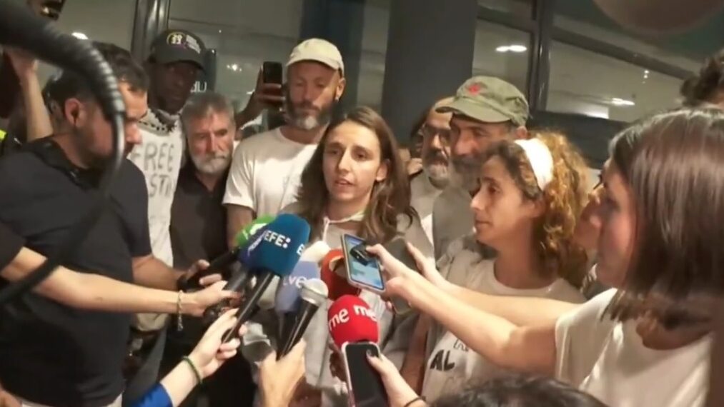 Luc&iacute;a Mu&ntilde;oz y Alejandra Mart&iacute;nez hablando a los medios tras llegar a Espa&ntilde;a