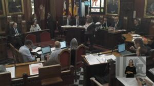 Lucía Muñoz entrega un chándal en el pleno municipal de Palma