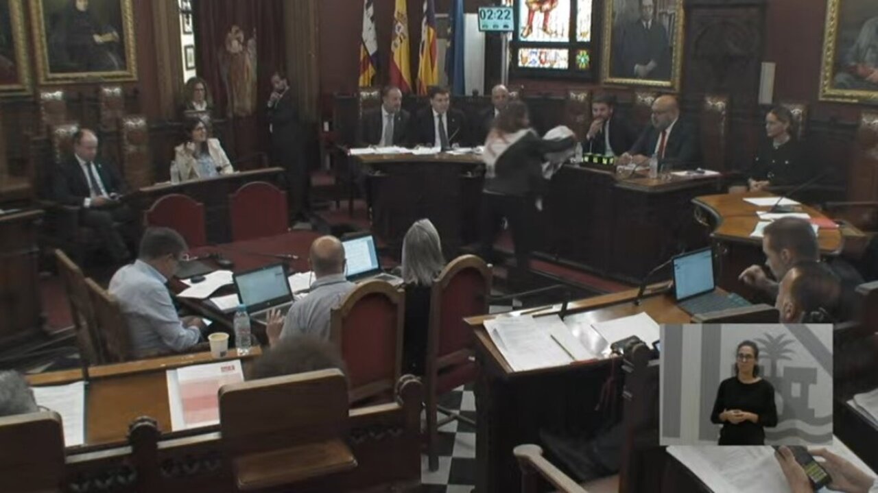 Lucía Muñoz entrega un chándal en el pleno municipal de Palma