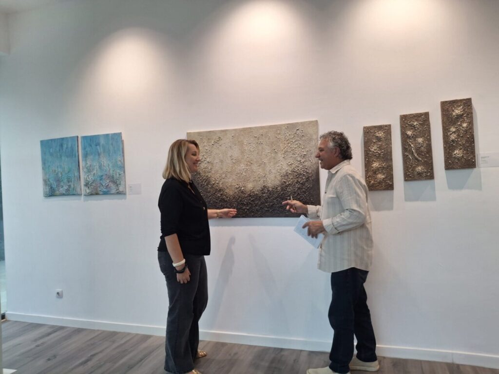 Lucie Balaguer conversando sobre su obra en la galer&iacute;a