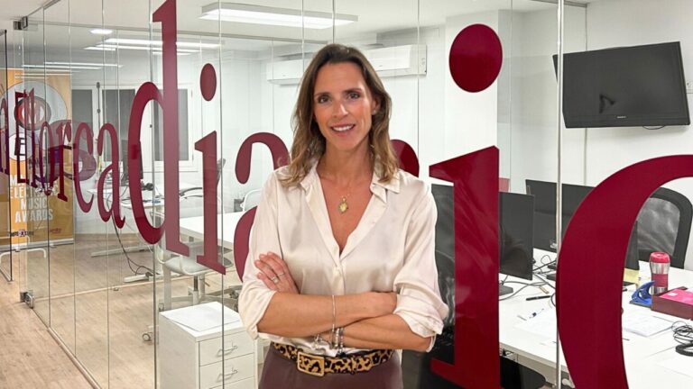 Magda Comas en la redacción de mallorcadiario.com con fondo de oficina.