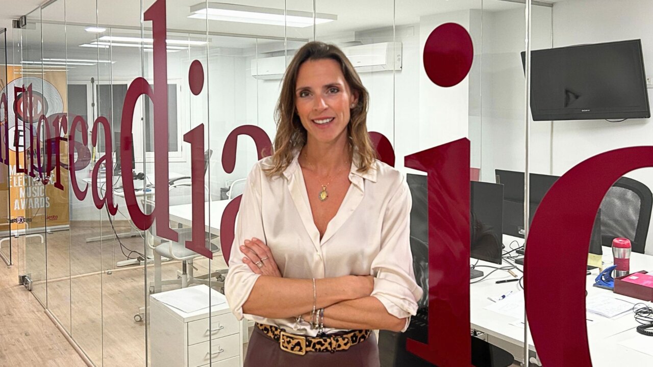 Magda Comas en la redacci&oacute;n de mallorcadiario.com con fondo de oficina.