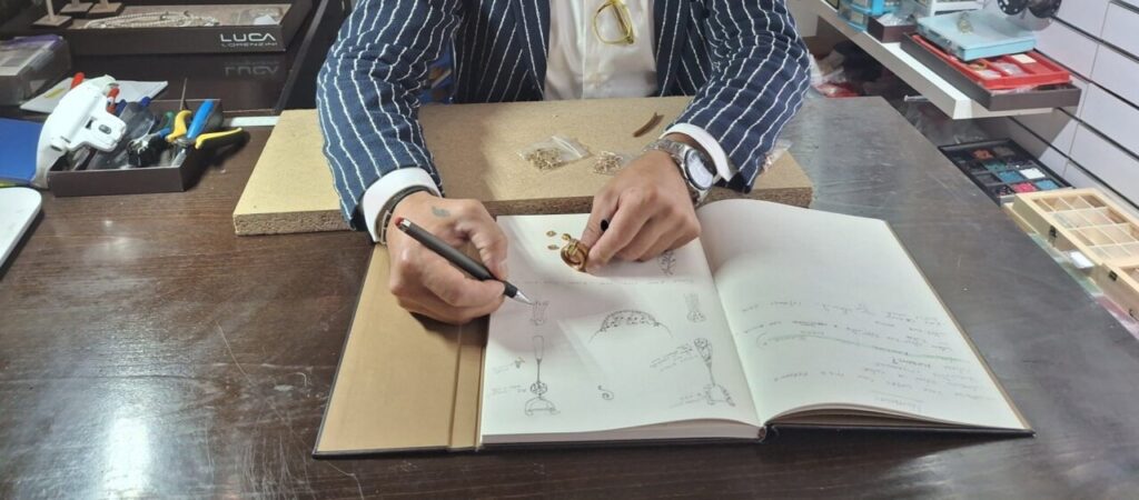 Luca Lorenzini trabajando en su taller de joyería