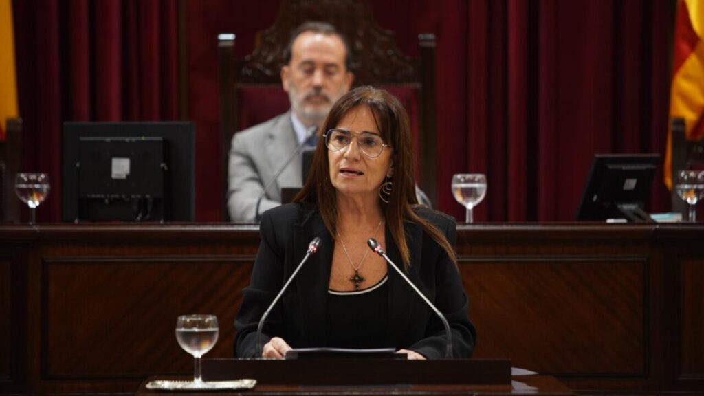 Manuela Cañadas hablando en el Parlamento de Baleares durante un debate político.