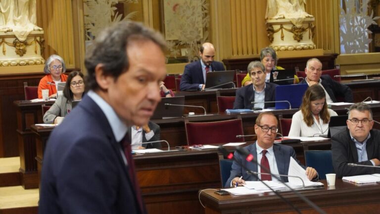 Marc Pons y José Manuel Lafuente en una sesión plenaria del parlamento