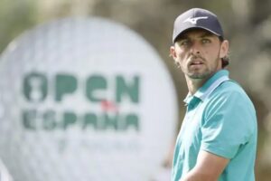 Marco Penge en el Open de España 2025 con un trofeo de golf.