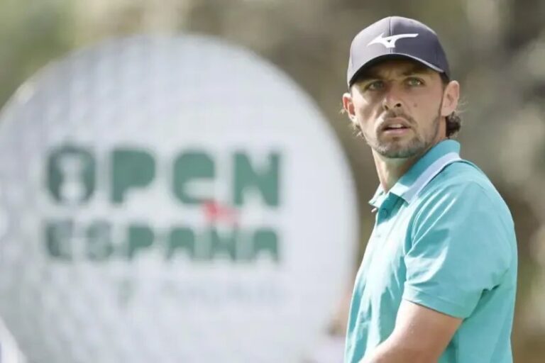 Marco Penge en el Open de España 2025 con un trofeo de golf.