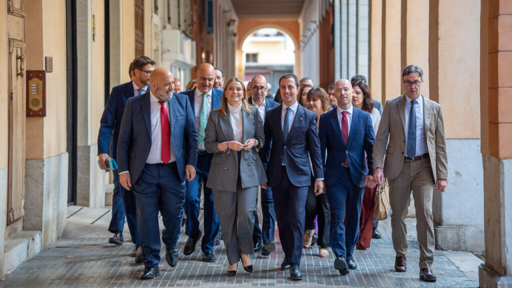 Marga Prohens y su equipo caminando en el Parlament de Balears