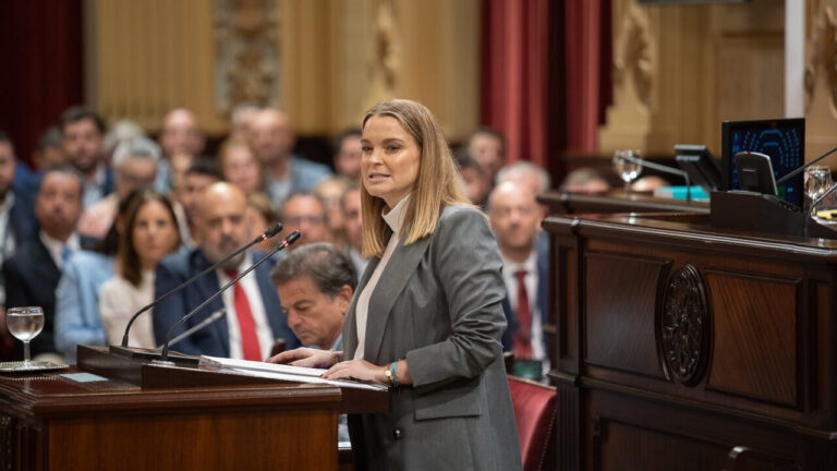 Marga Prohens hablando en el Parlament durante el Debate de Política General