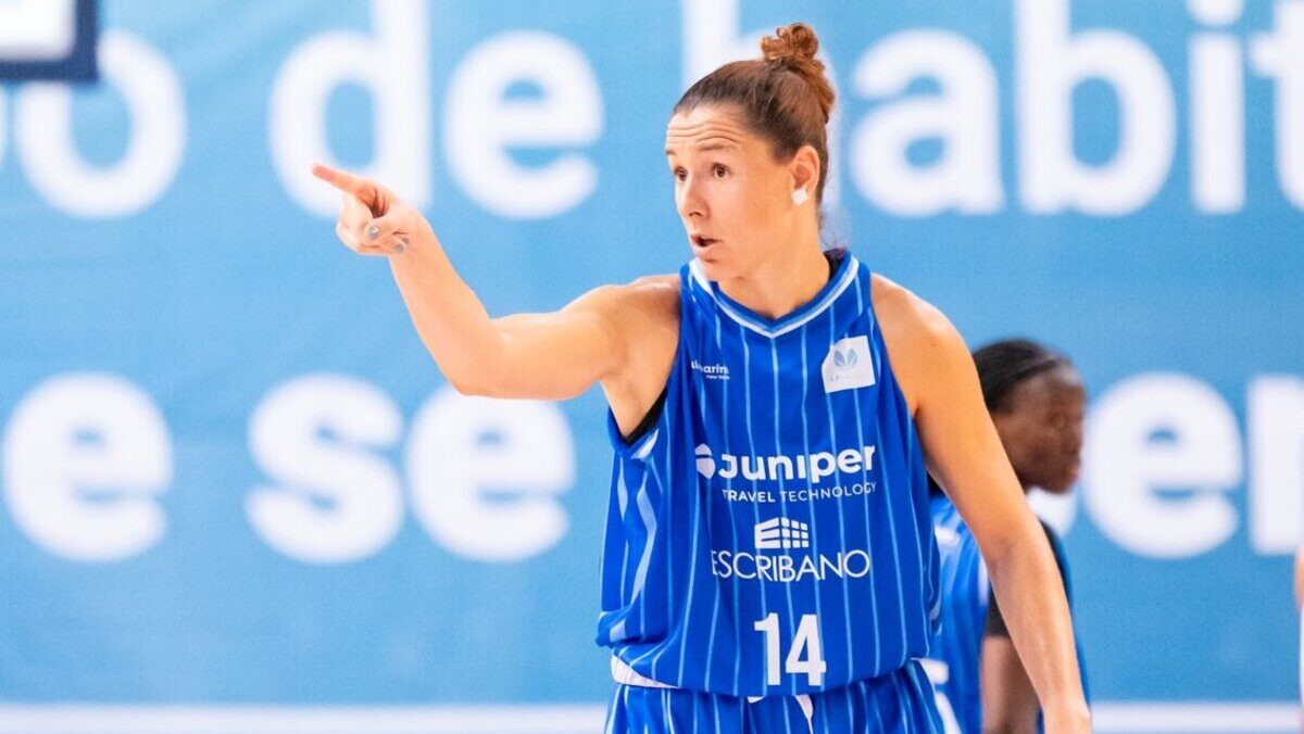 Jugadora de baloncesto se&ntilde;alando durante un partido en Tenerife