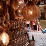 Mujer observando lámparas en un zoco de Marrakech