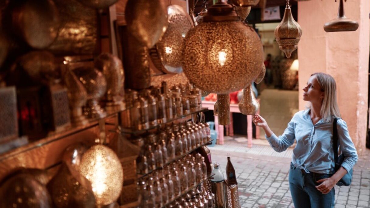 Mujer observando lámparas en un zoco de Marrakech