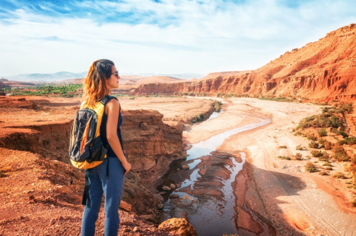 Mujer contemplando el paisaje desértico en Marruecos