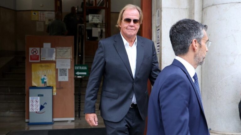 Matías Kühn sale de la sede judicial junto a su abogado.