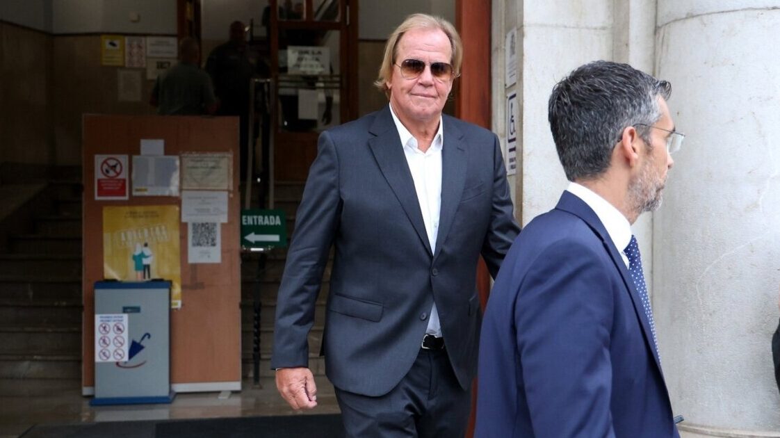 Matías Kühn sale de la sede judicial junto a su abogado.