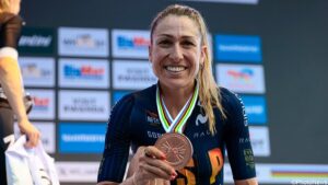 Mavi García sosteniendo su medalla de bronce en ciclismo