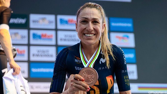Mavi García sosteniendo su medalla de bronce en ciclismo