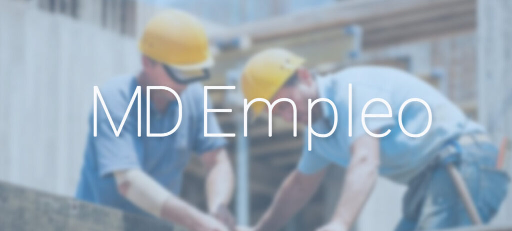 Dos trabajadores de la construcción colaborando en un proyecto