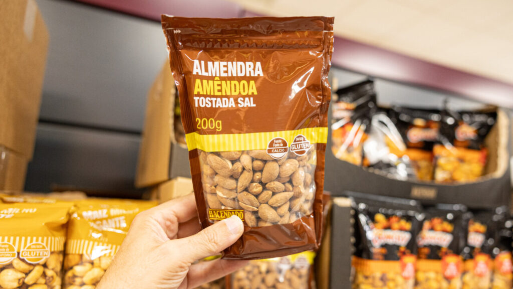 Paquete de almendras tostadas con sal de Mercadona en una tienda