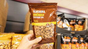 Paquete de almendras tostadas con sal de Mercadona en una tienda