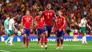 Mikel Merino celebrando un gol con sus compañeros en un partido de España