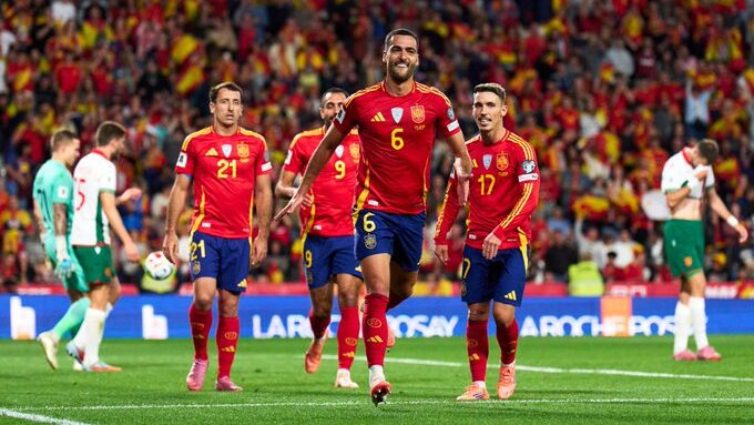 Mikel Merino celebrando un gol con sus compañeros en un partido de España