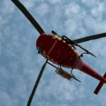 Helicóptero Milana de los bomberos sobrevolando el cielo
