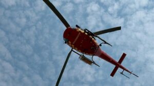 Helic&oacute;ptero Milana de los bomberos sobrevolando el cielo