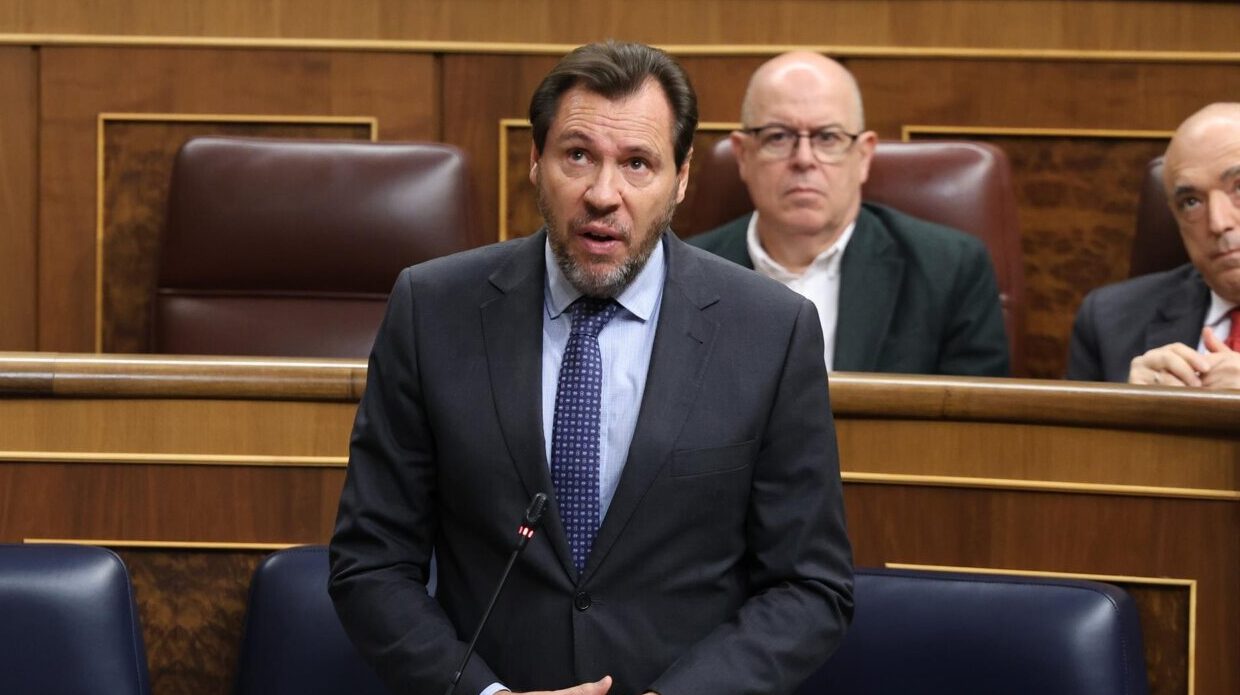 El ministro de Transporte discutiendo el convenio ferroviario en el Congreso.