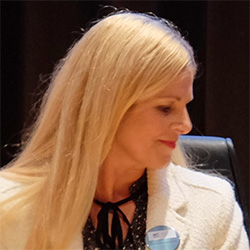 Mireia Faugier en un evento con cabello rubio y blusa negra