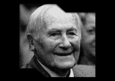 Retrato de un hombre mayor sonriendo en un evento