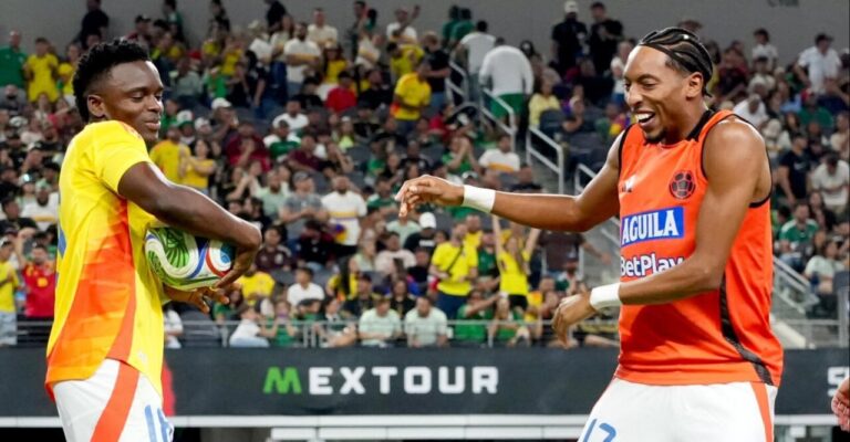 Jugadores colombianos celebrando un gol en un partido amistoso