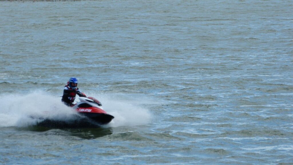 Persona conduciendo una moto de agua en un lago