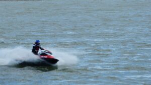Persona conduciendo una moto de agua en un lago