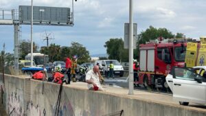 Una moto se incendia tras un choque entre un coche y una moto en la carretera de Manacor