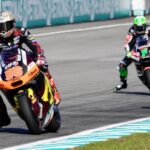 Piloto de Moto2 liderando la carrera en Malasia
